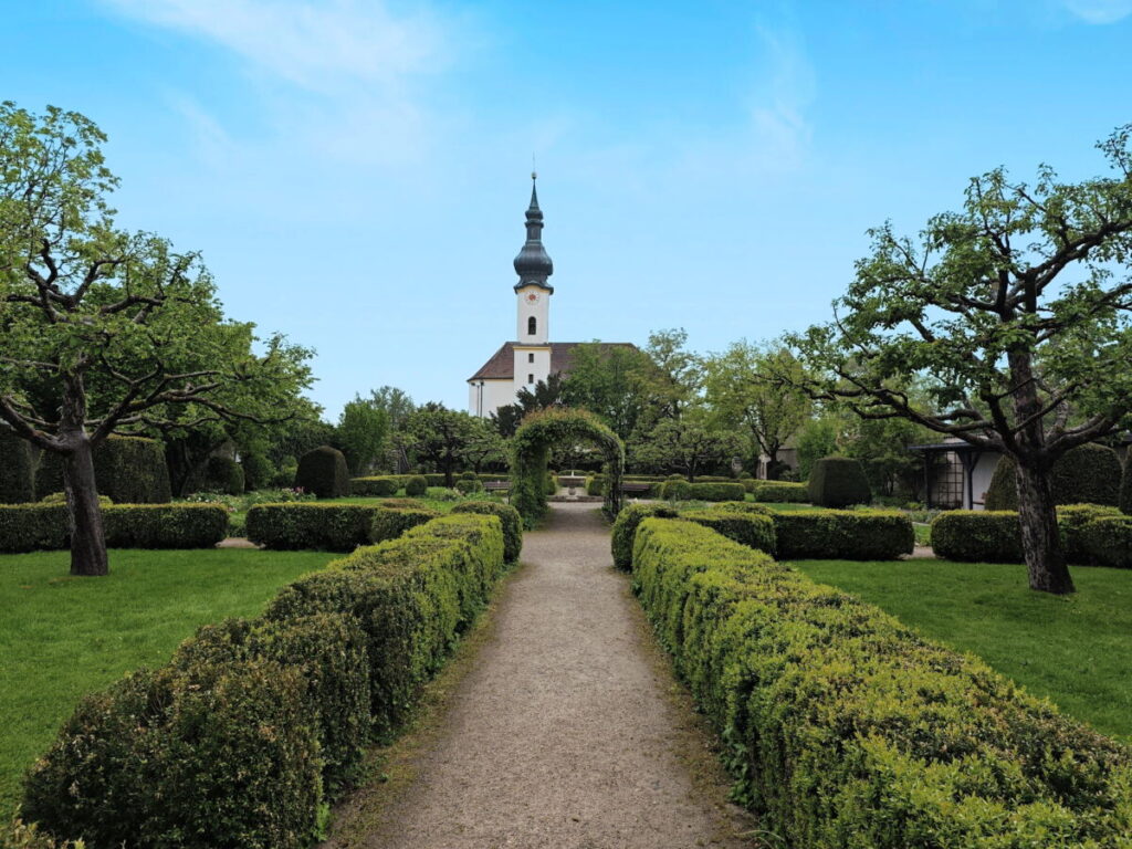 Schlossgarten Starnberg mit der Kirche St. Josef